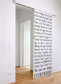 puerta-corredera-con-vinilo-texto